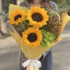 Букет с подсолнухами и зеленой гортензией